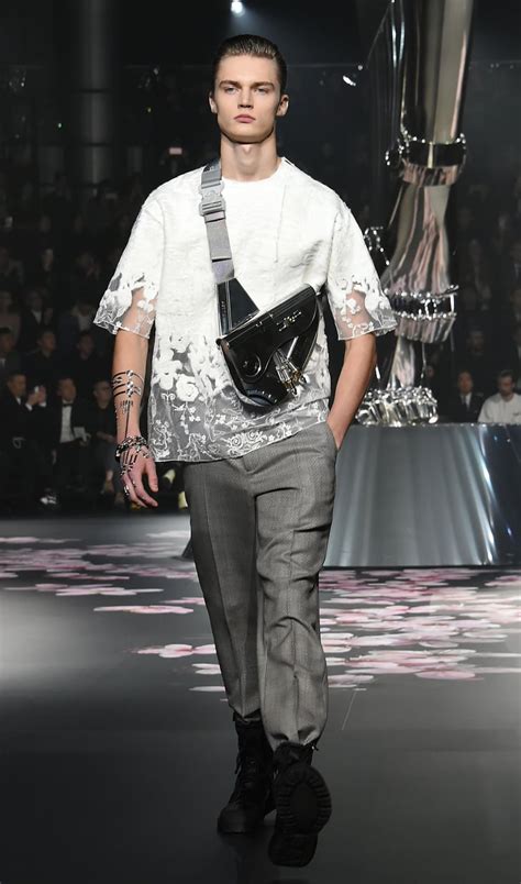 dior saddle bag runway